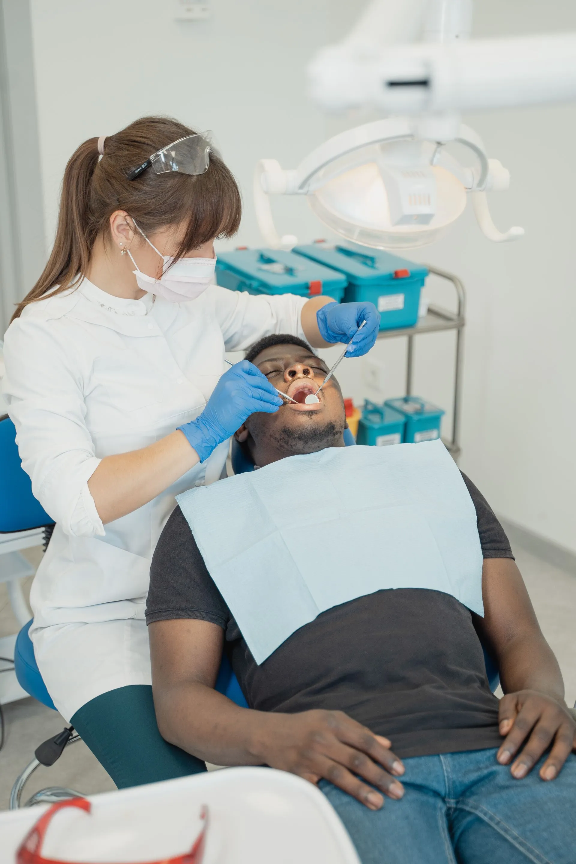 Dentista tratando a un paciente en el sillón dental