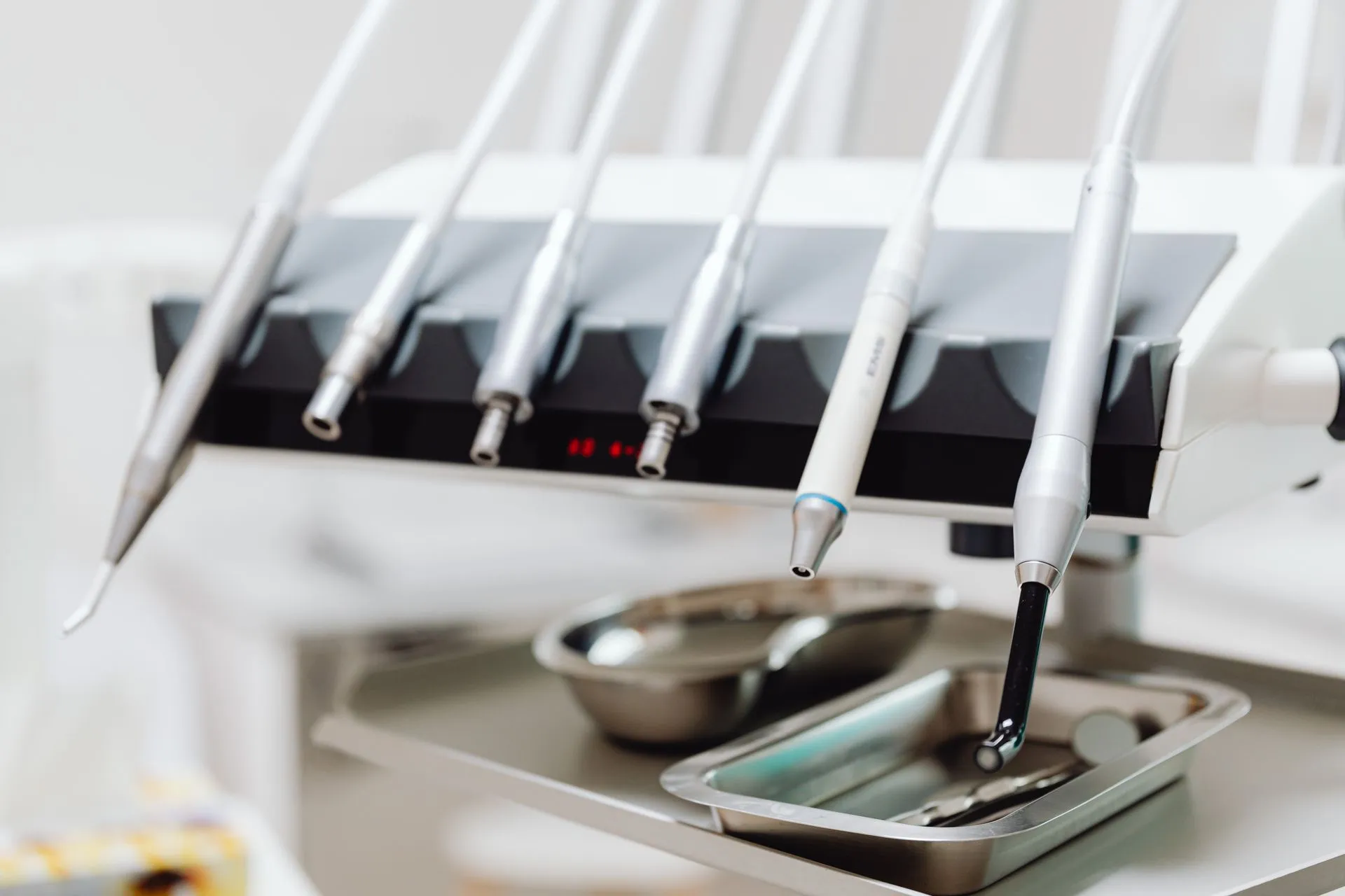Piezas de mano dentales sobre una bandeja de instrumental