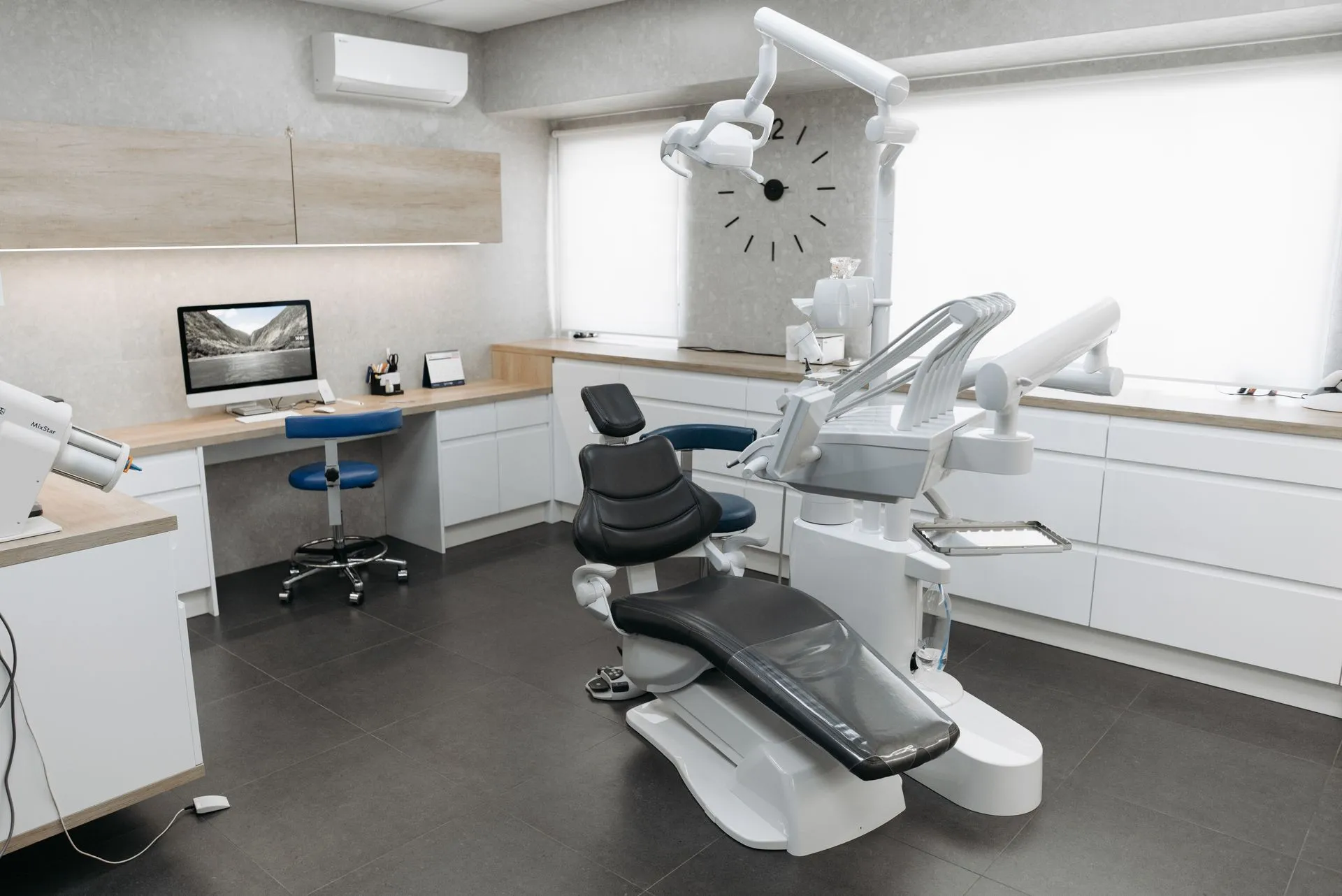 Gabinete dental moderno con sillón, lámpara y equipamiento clínico