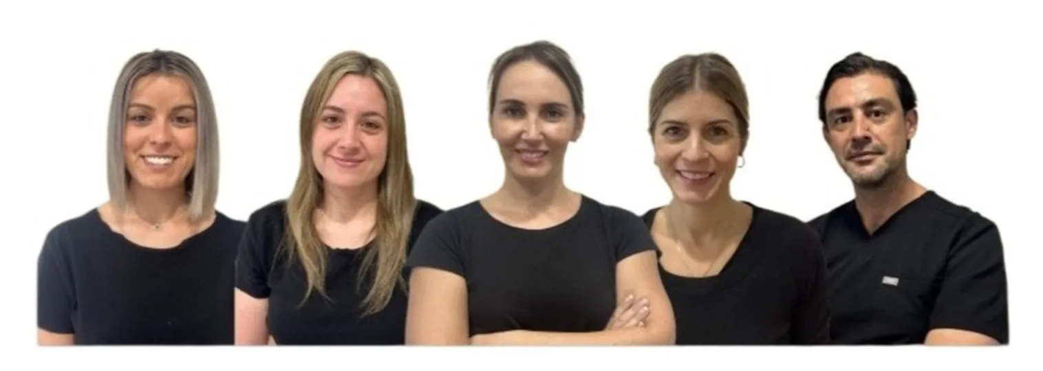 Equipo de Maybedent Clínica Dental: la Dra. Mary González Vieito junto al resto del equipo de la clínica